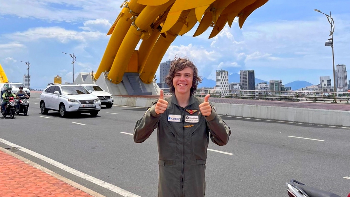 16-year-old British pilot arrives in Vietnam on round-the-world flight